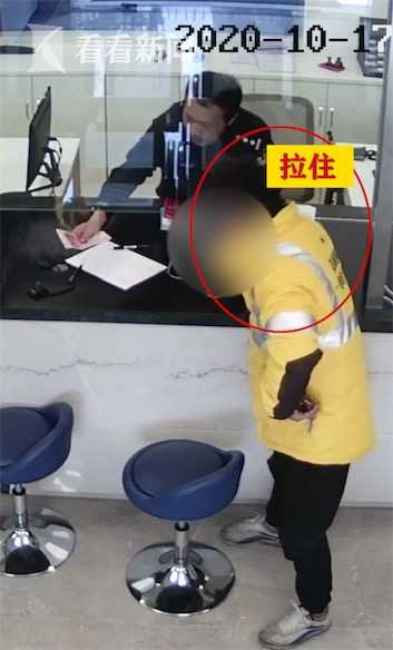 聋哑外卖员被骗 民警怒斥骗子:残疾人钱你也骗