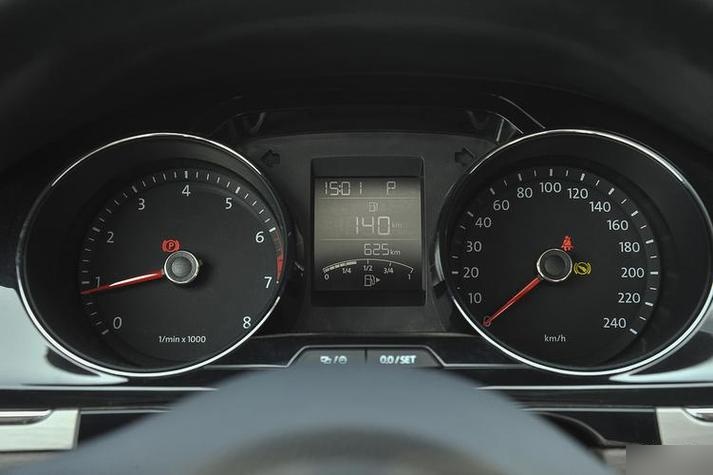 宝来仪表盘上的2个按钮有什么用