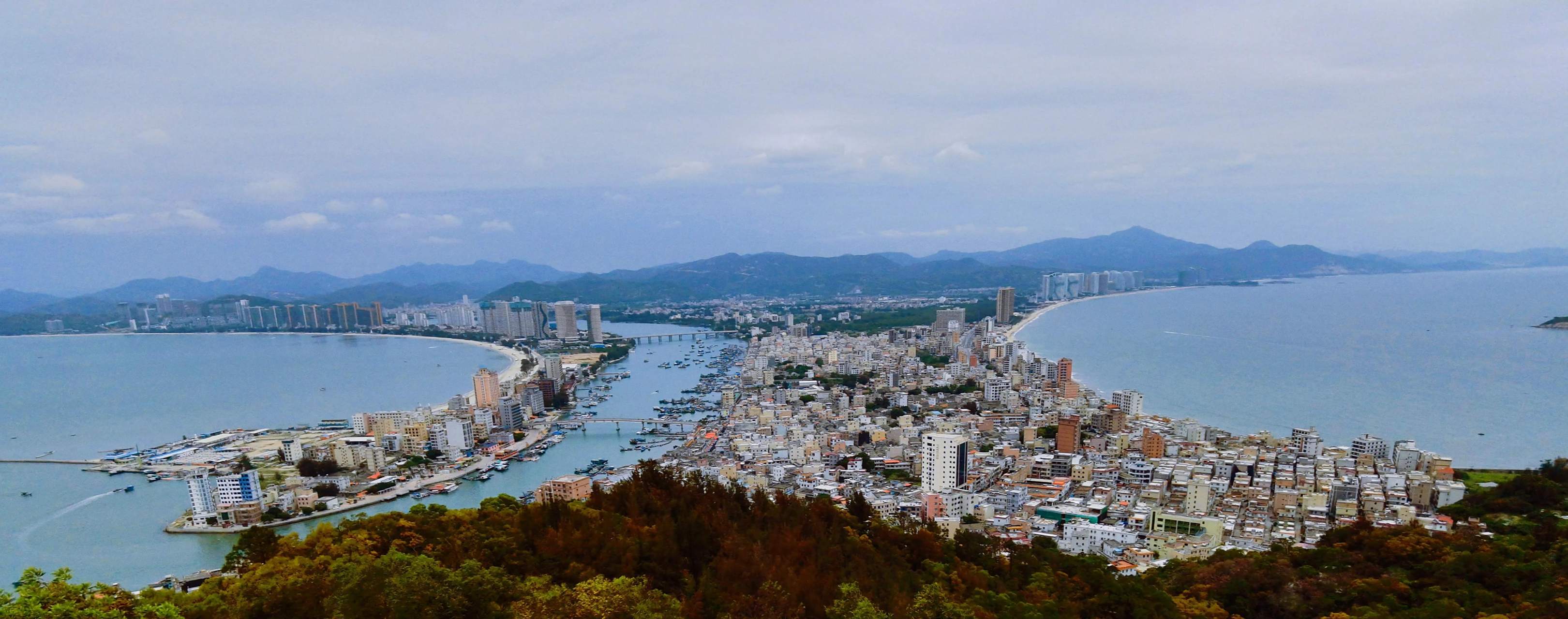 惠州双月湾上 双月湾观景台上(上) 在双月湾的观景台上,乌瞰惠东稔平