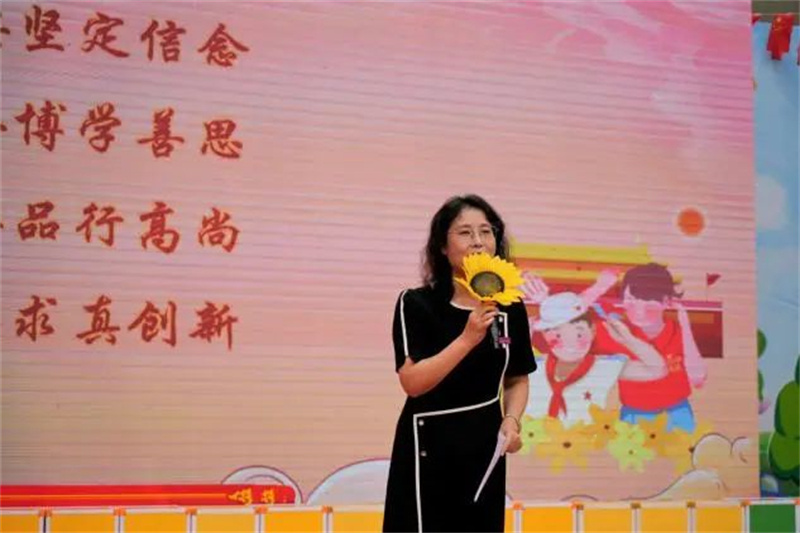 翠华路小学长大校区举行"童心庆国庆"活动