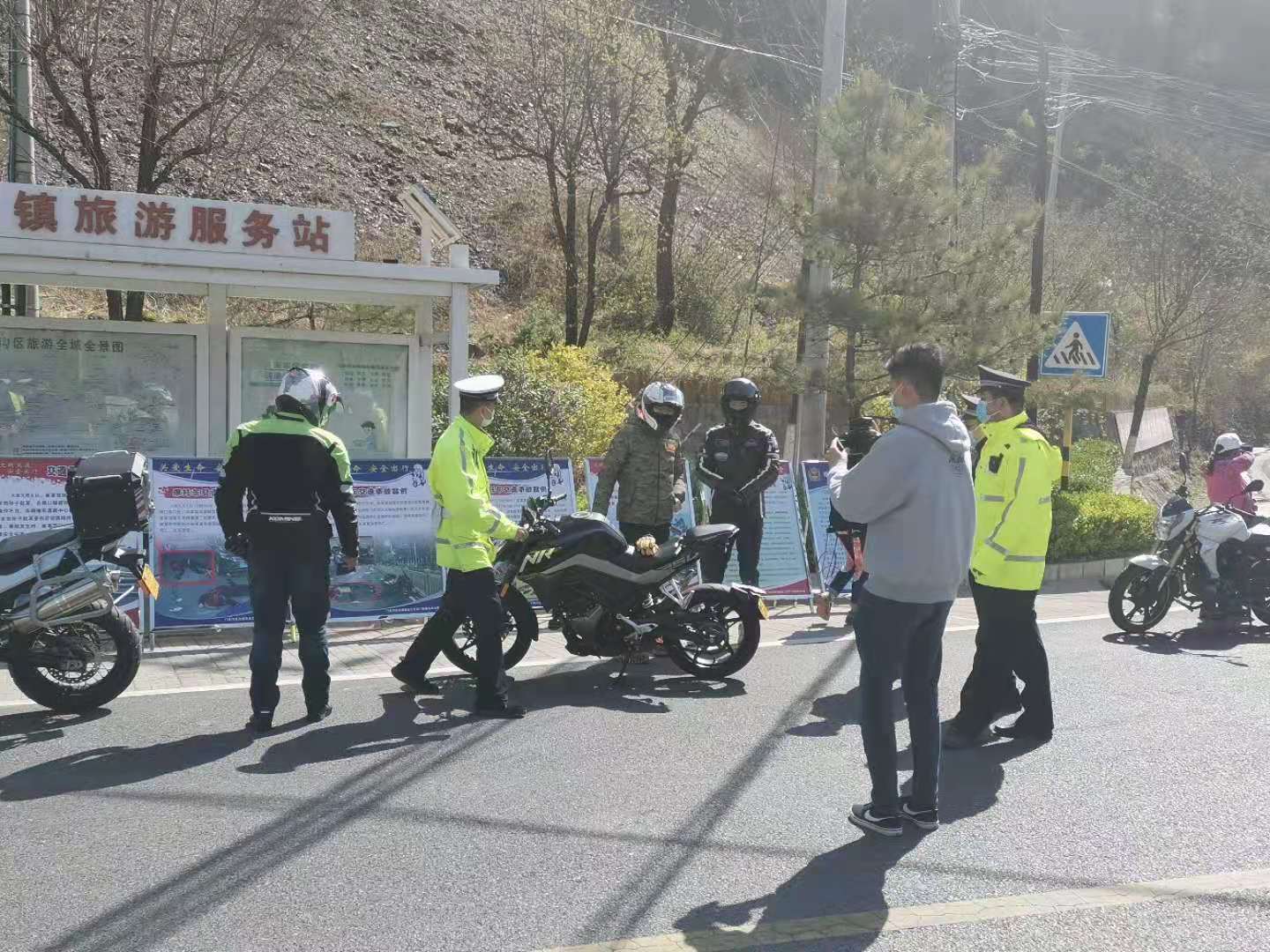 门头沟游客增多,警方进山路口严查摩托车违法