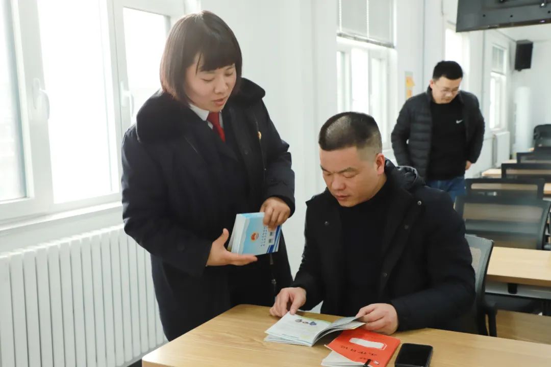 负责人赠送检企联络卡,以及由该院编写的《企业高管风险防控手册》