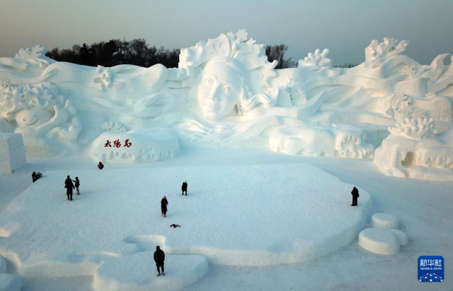 哈尔滨太阳岛雪博会百米长巨型雪雕落成