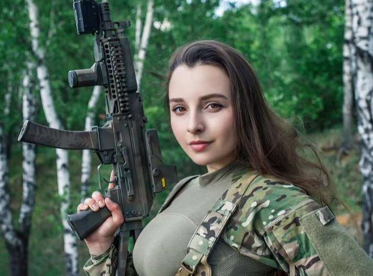 俄罗斯女兵身材高挑且颜值高,退伍后,为啥却为嫁不出去发愁?