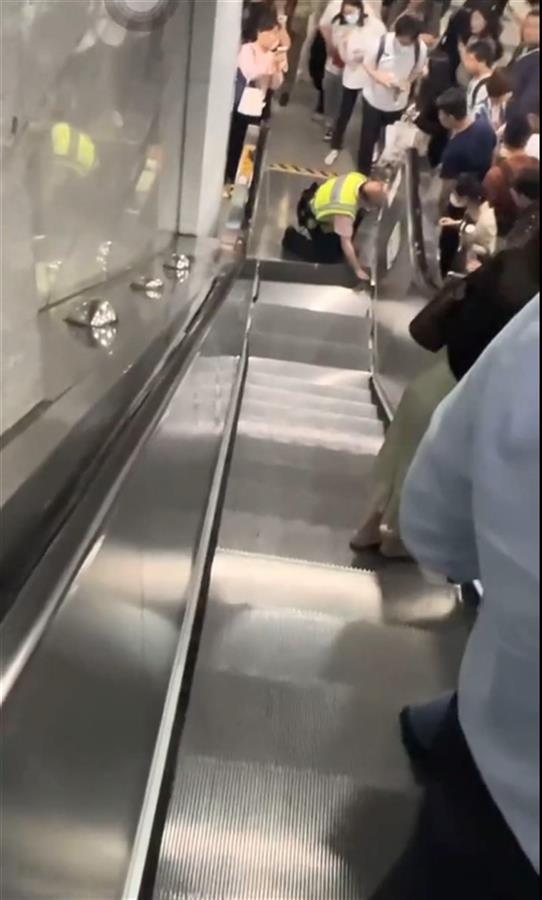 上海地铁辟谣有人掉进扶梯