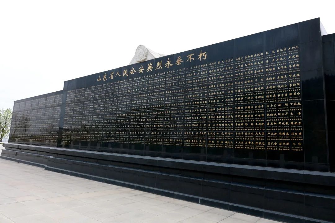 历下公安分局组织开展"致敬 缅怀 奋进"公安英烈纪念活动
