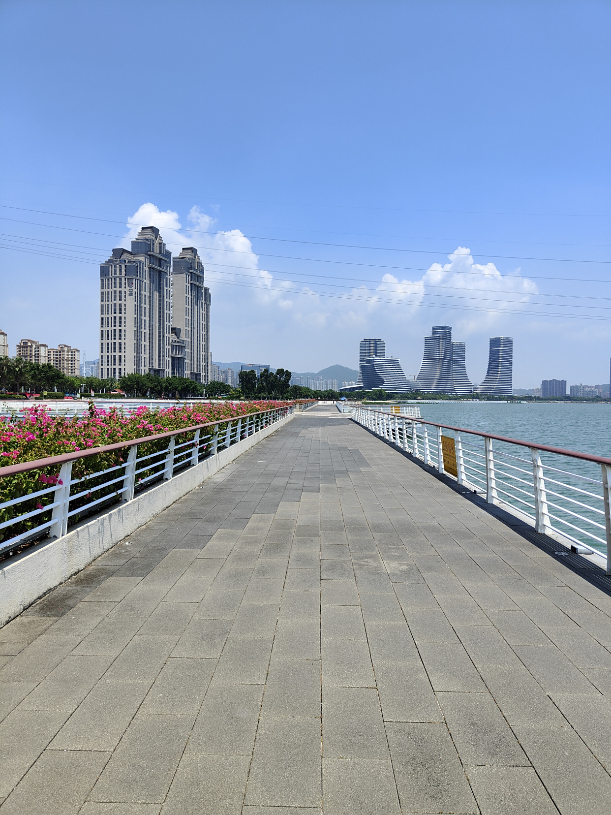 海沧湾是一座沿海湾线打造出的带状公园,厦门旅游的绝佳地方