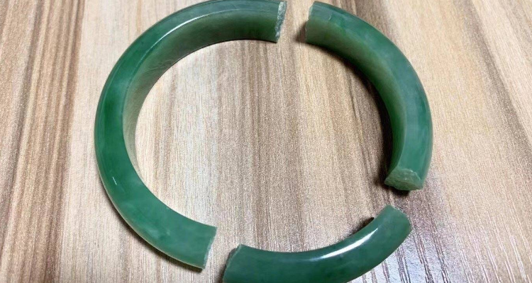 玉手镯碎了是扔掉还是怎样?