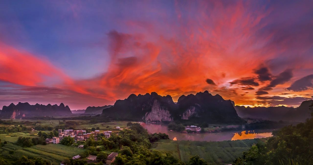 花山岩画景区赭红色岩画神秘而震撼