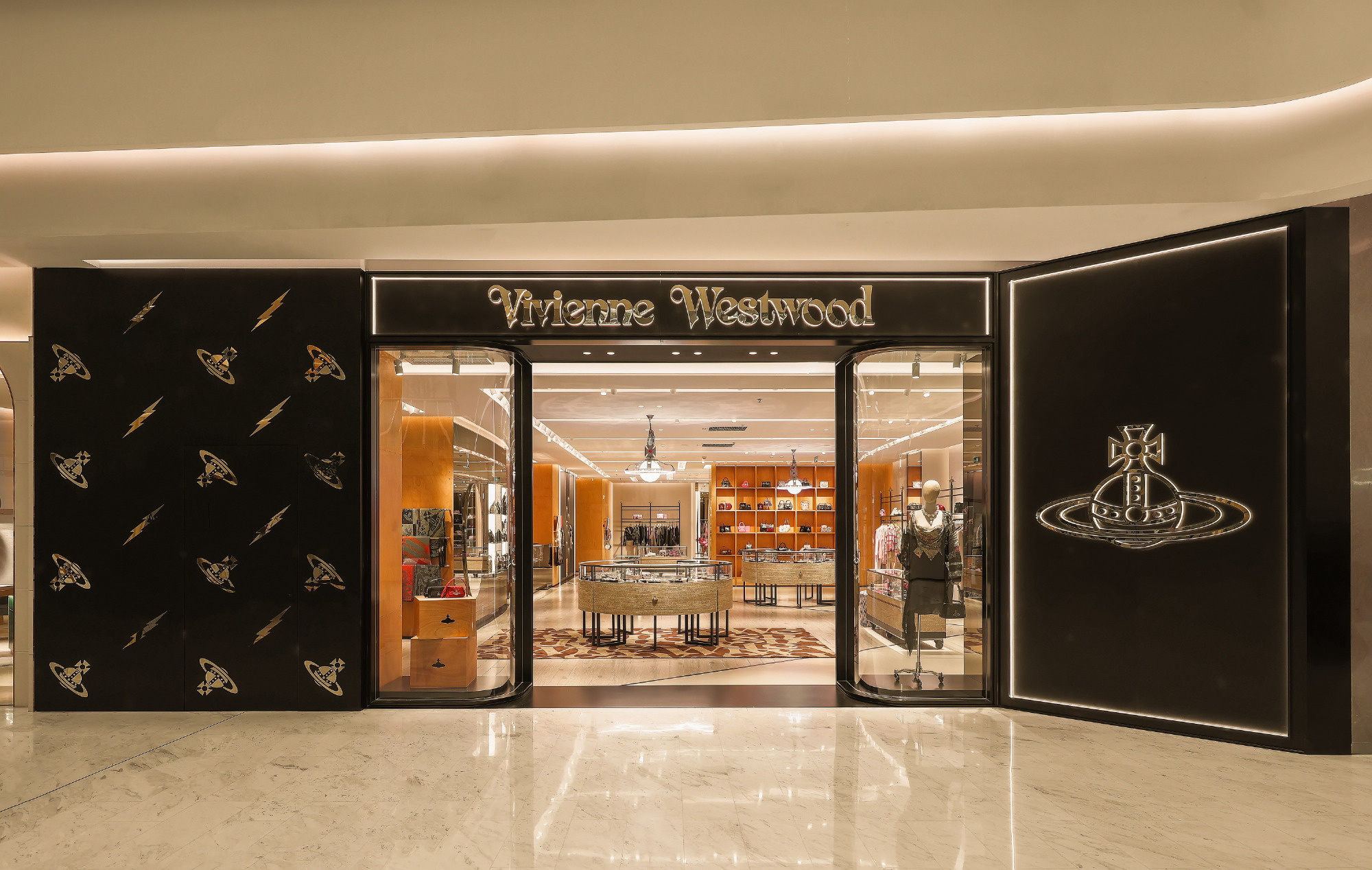 "西太后"vivienne westwood在中国加速开店,背后有一家山东公司在助推
