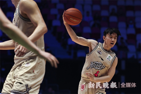 外卡球员杨浩满分晋级扣篮大赛决赛