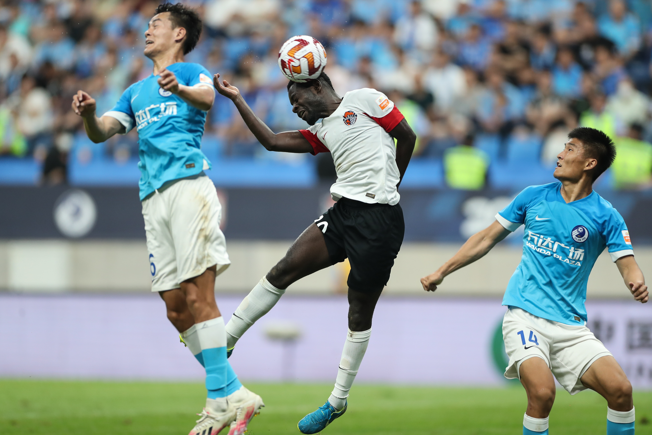 (体育)足球——中超:大连人平青岛海牛