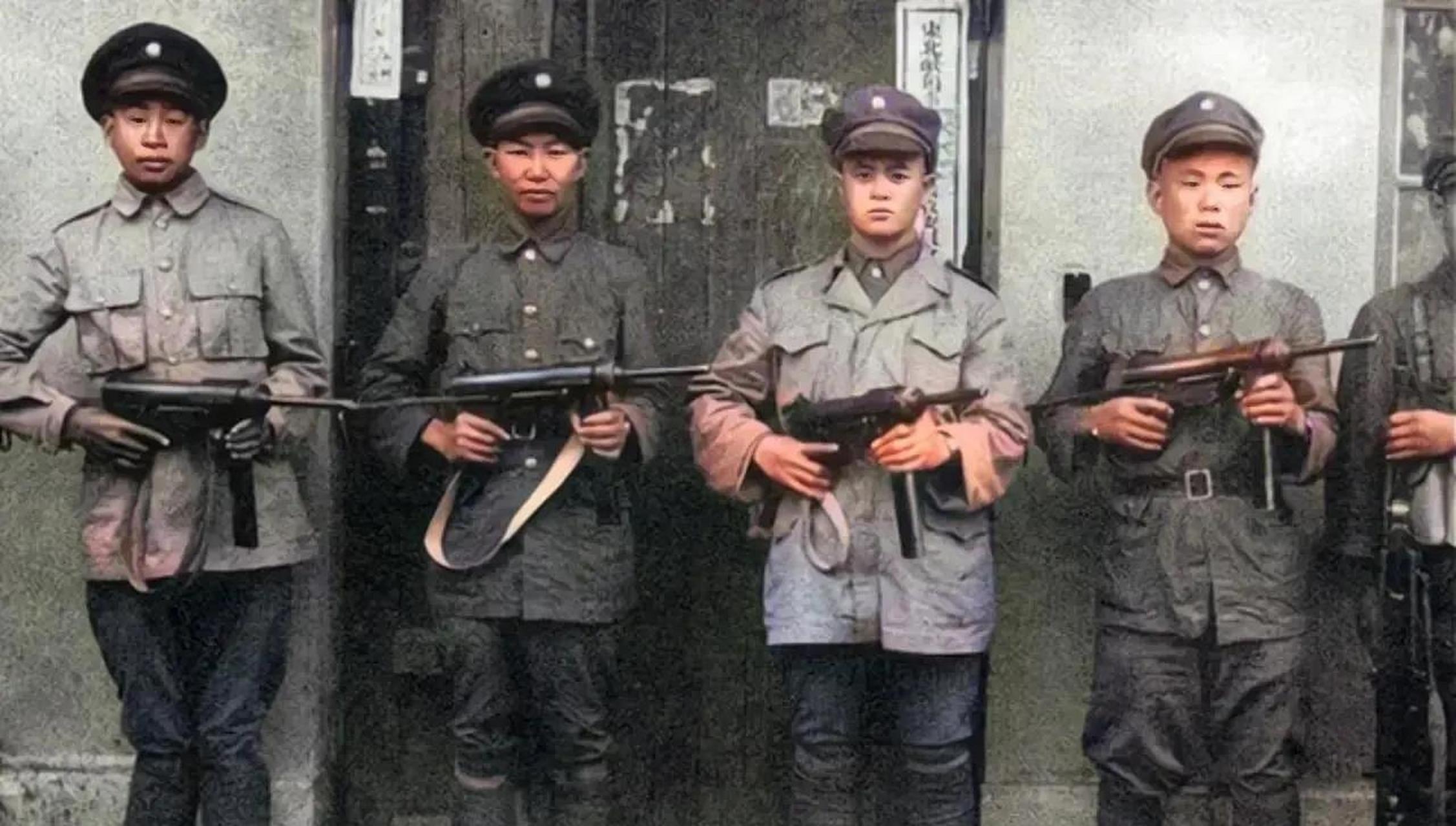 几名国军士兵,手持美械冲锋枪,留下的一张合影,当时随着国民党反动派
