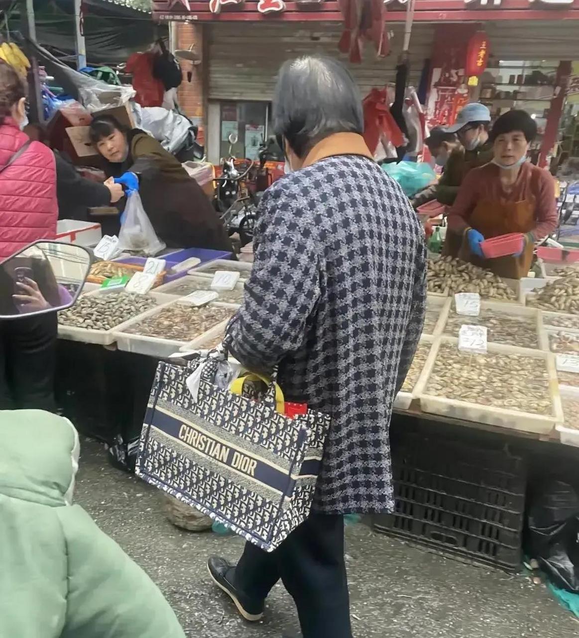 近日,一大妈出门买菜,还提着包包!