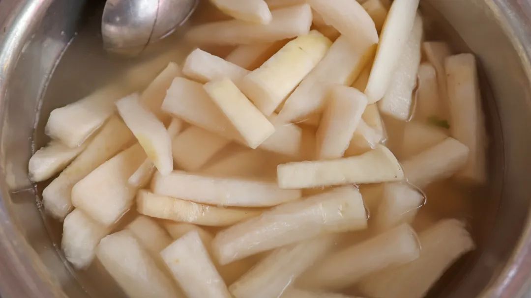 风干后再腌制的萝卜条相比之下没有那么酸,而是酸甜中带点儿辣,也很是