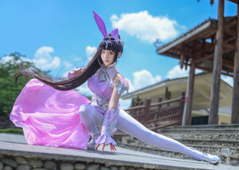 五年后的小舞cos照来袭,白色丝袜 拖地长裙,好身材惹人注目