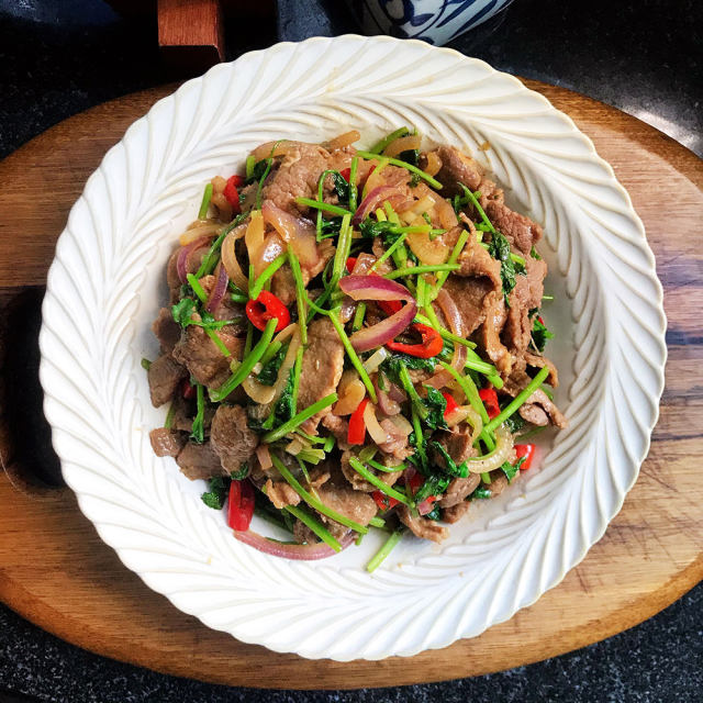 香菜炒牛里脊,香嫩多汁,营养又下饭