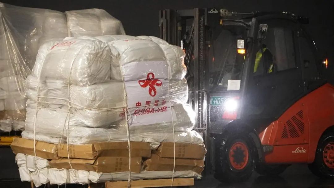 中国援助阿富汗抗震救灾首批物资运抵赫拉特机场