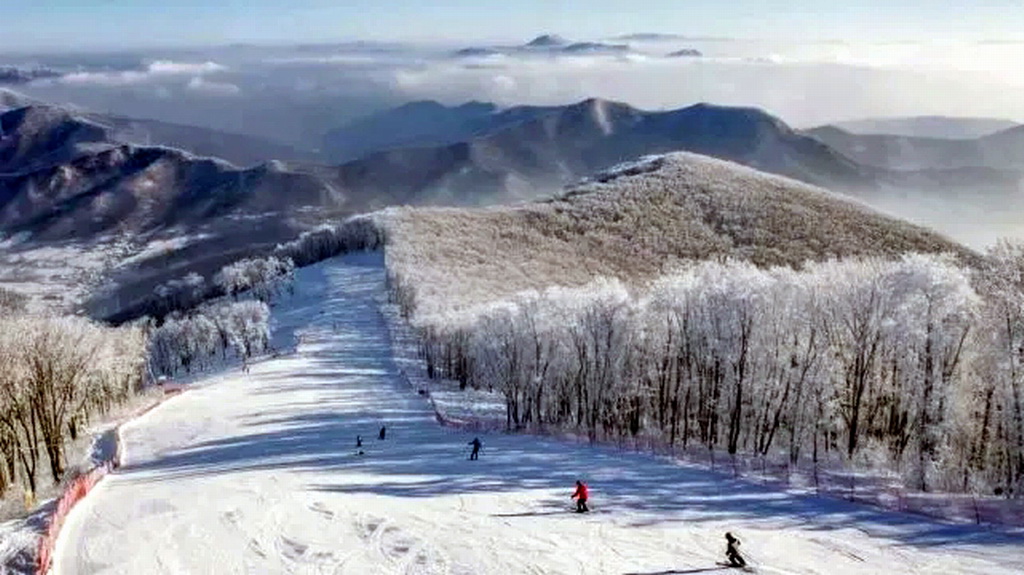 松花湖滑雪场雪道图片