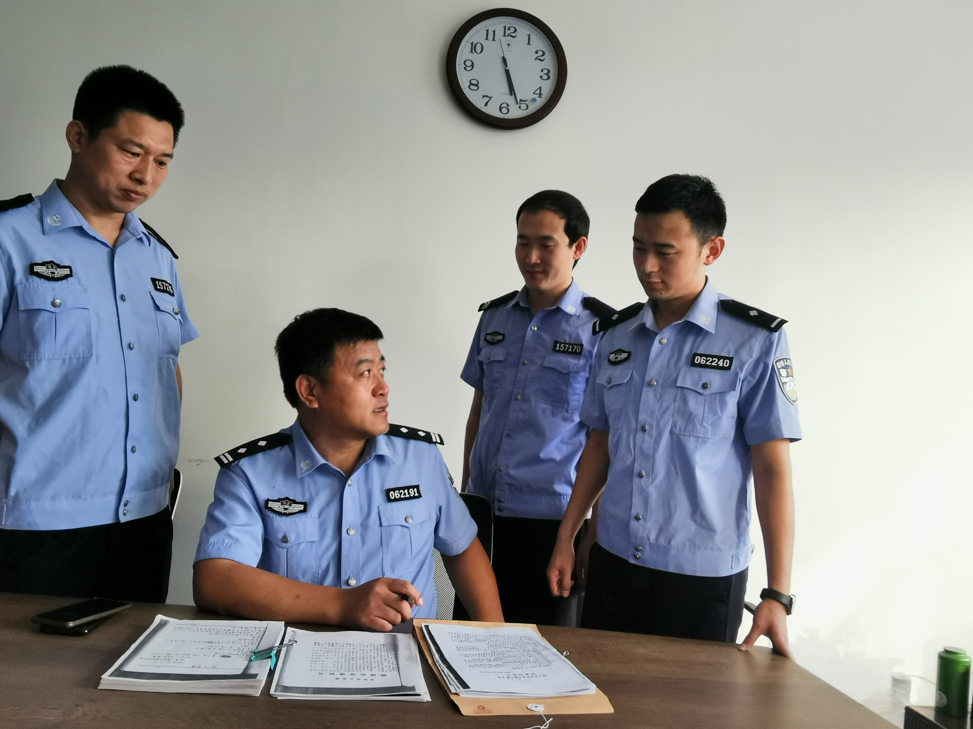 图为民警正在分析研判案情.