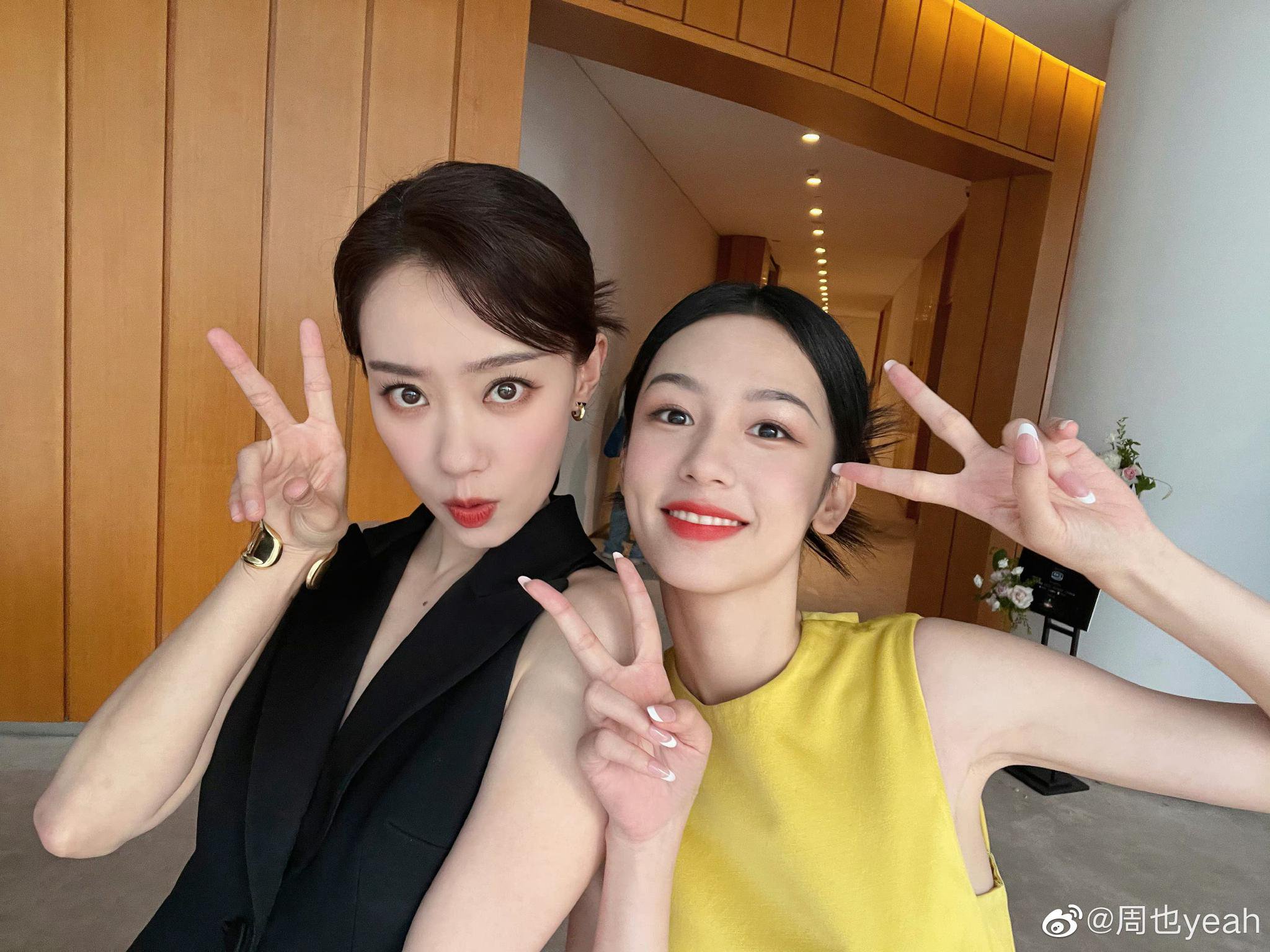 周也微博晒图,表示自己去找张小斐合影啦～美女们好好看!