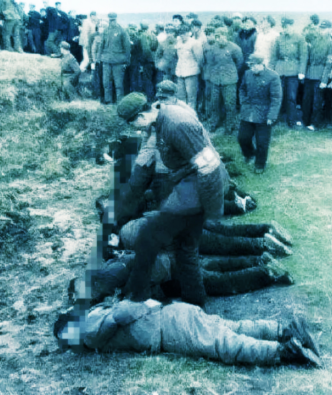 这是60年代,郊外的刑场,一群犯人被执行死刑的现场,照片中的尸体并成