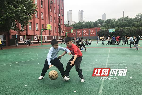 树木岭小学分年级开发了"作业辅导 专项训练 校队特长训练"的三阶模式