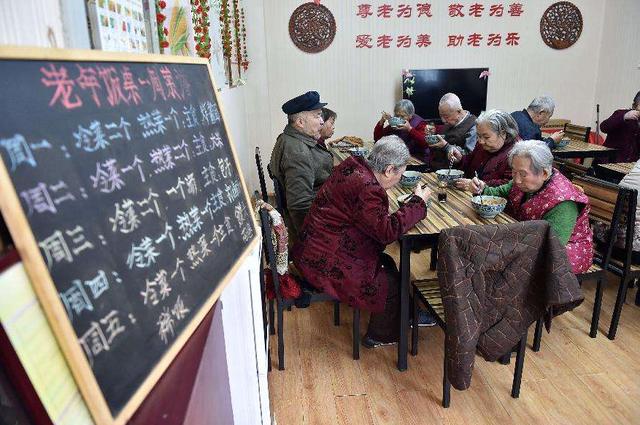 "老年餐桌"有喜也有忧