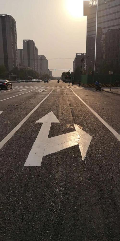 三车道时中间车道为直行加右转,当红灯时可以右转吗?