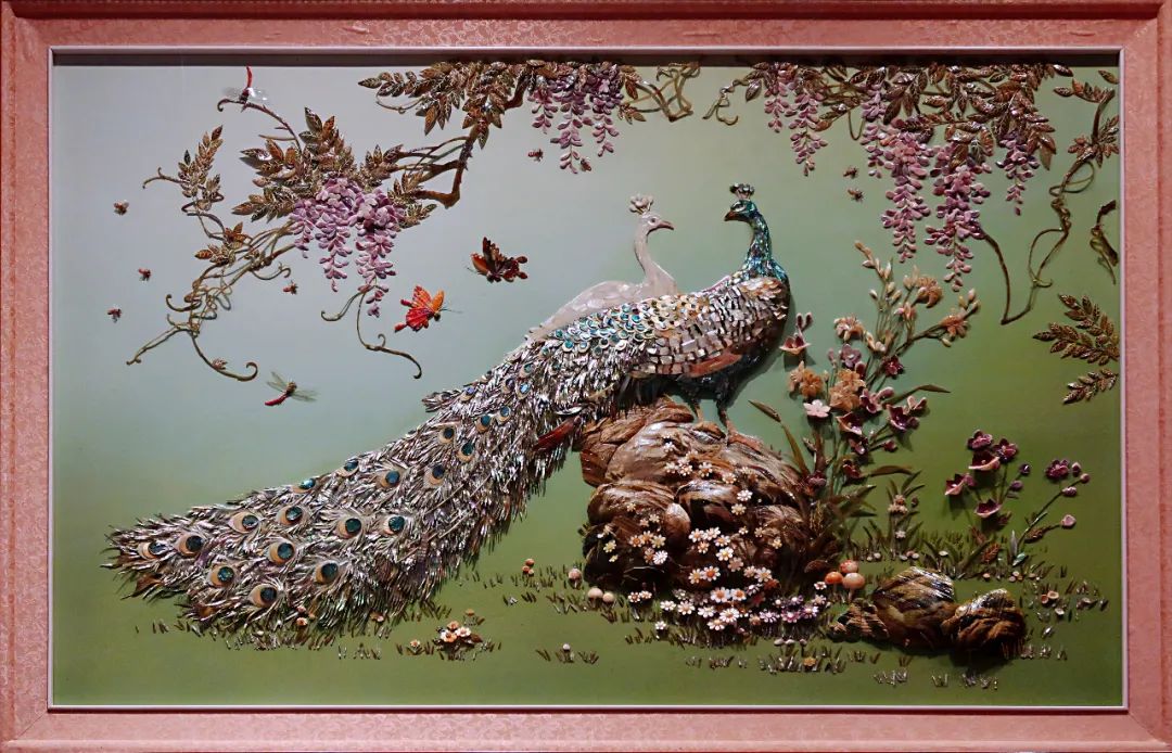 精选了自然界各式各样的贝壳,手工拼贴成一对孔雀