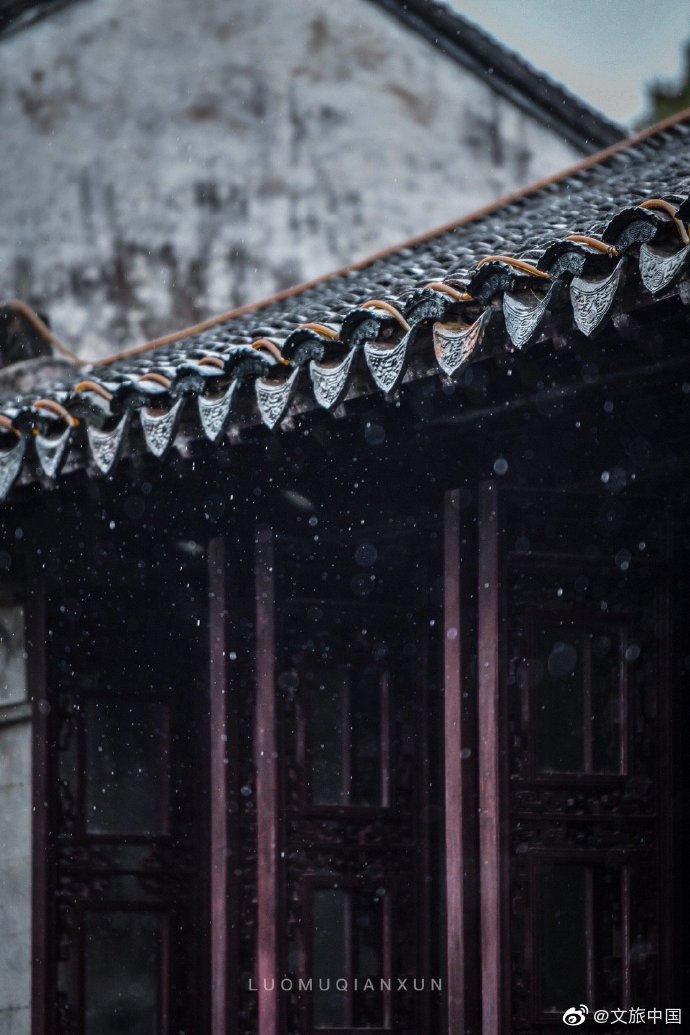 "江南烟雨落,佳人楼台望"