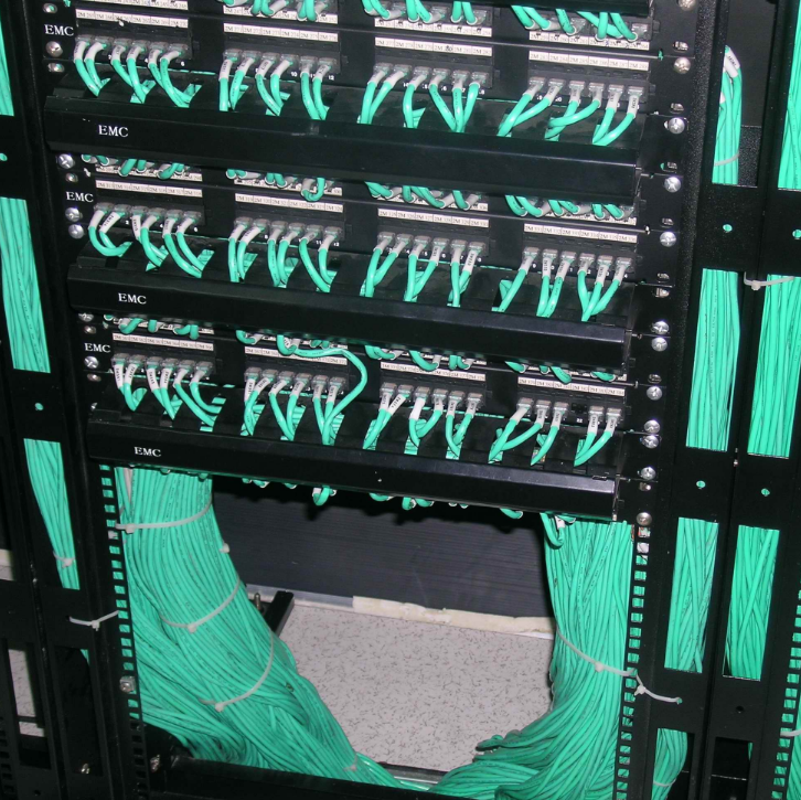 机房综合布线系统是现代建筑中实现网络、通信、电力传输的基础设施，其核心目标是通过标准化设计，将语音、数据、视频等信号整合到统一平台，为企业、工厂、园区及高校等场景提供高效、稳定的网络支持。该系统需兼顾当前需求与未来扩展性，避免因布线混乱导致的信号干扰或维护困难。一、系统组成与核心功能综合布线系统由六大子系统构成：工作区子系统（终端设备连接）、水平子系统（楼层内线缆传输）、管理子系统（配线架与跳线管