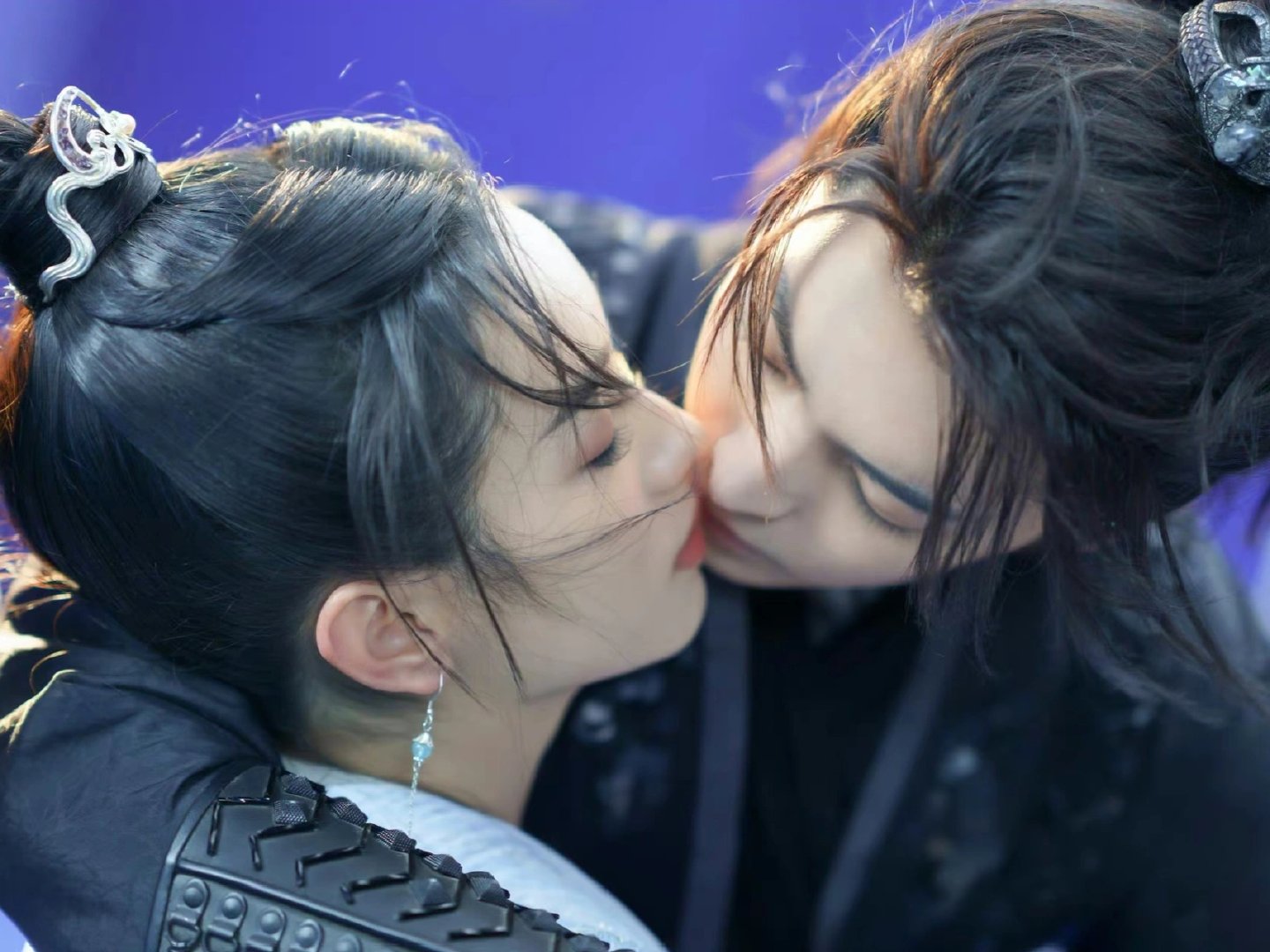 侯明昊和周也主演的《护心》高清壁纸