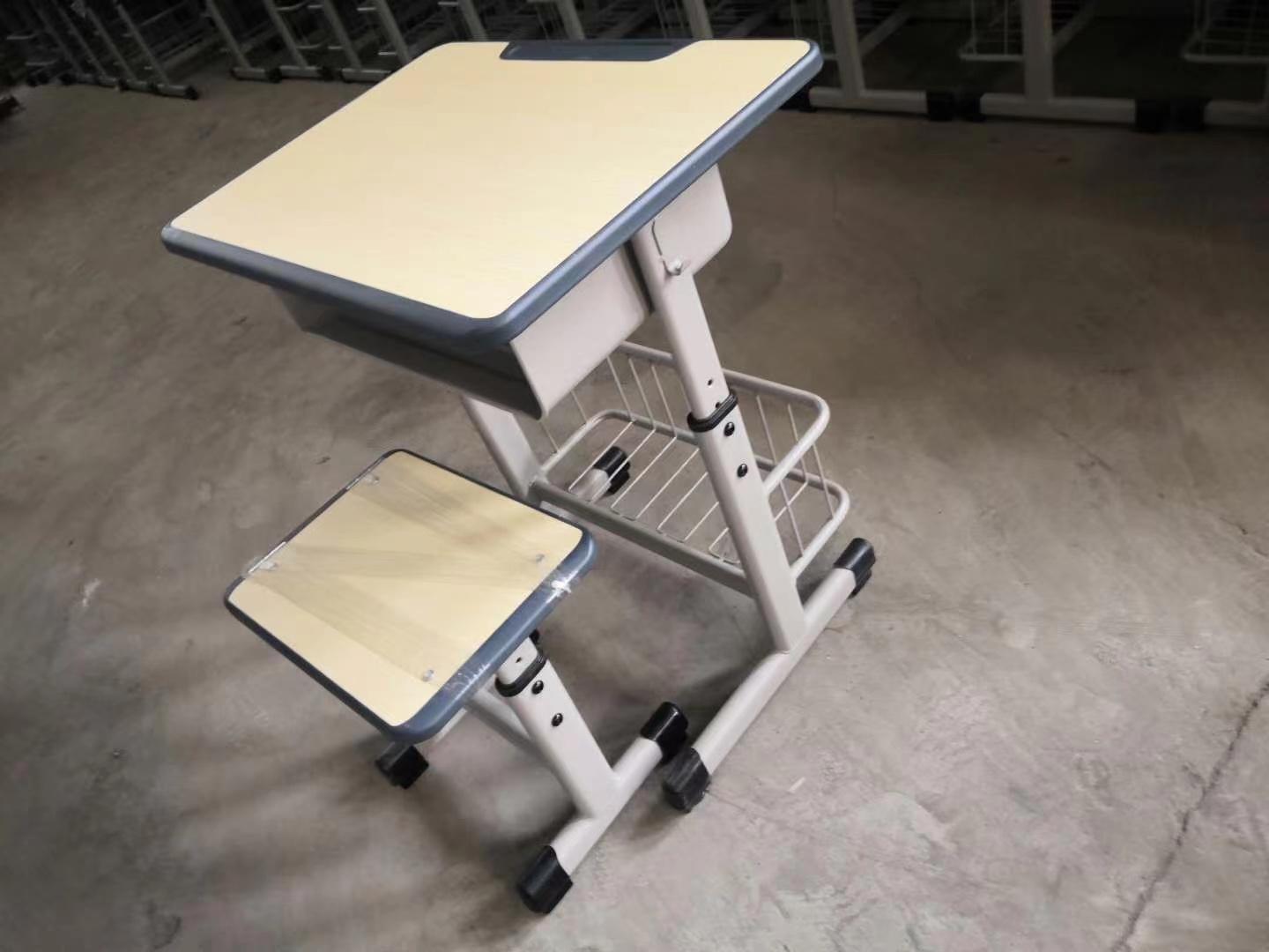 学生 中学生课桌椅厂家批发