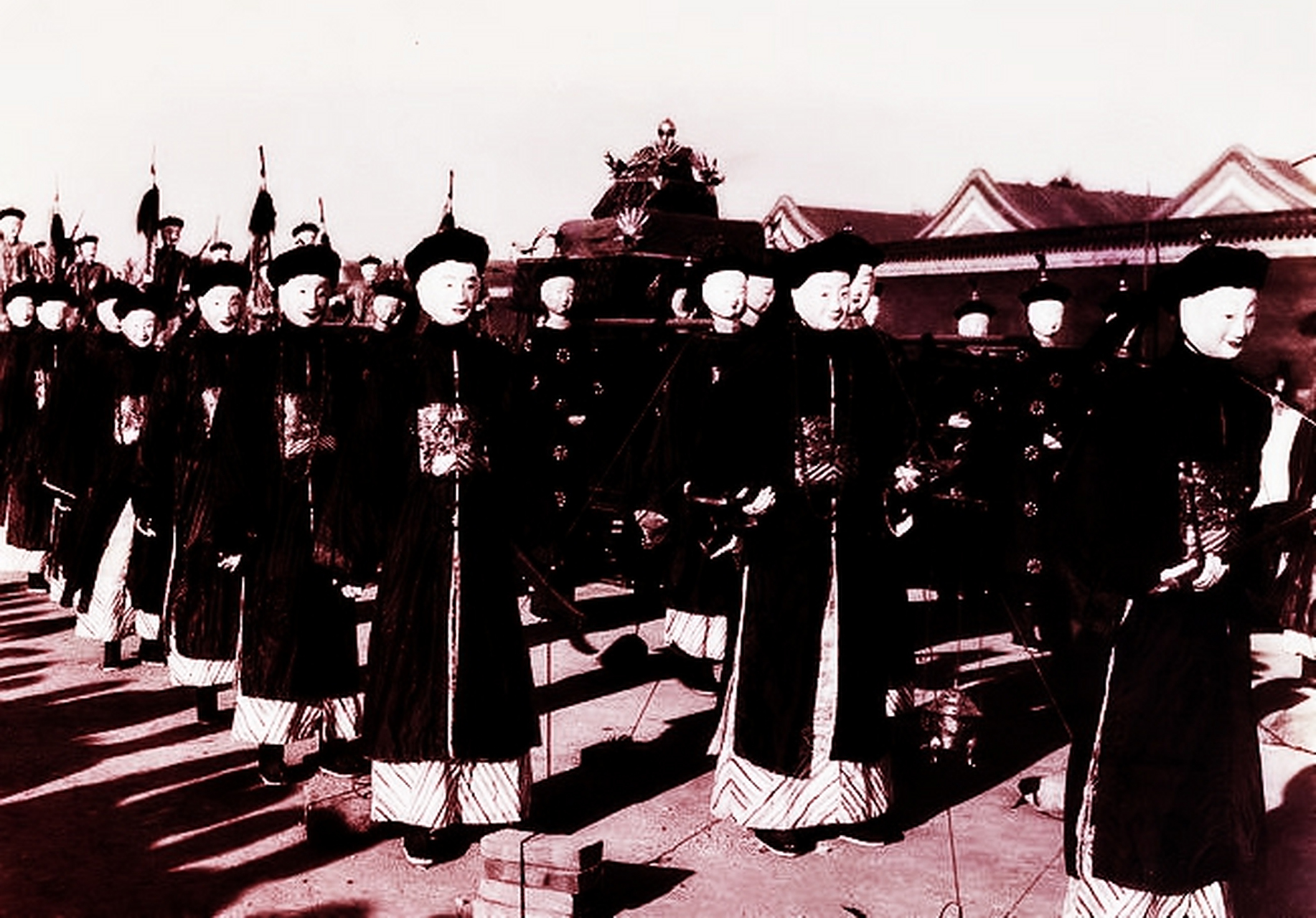 出殡队伍中的纸人,纸马与真人一样大.