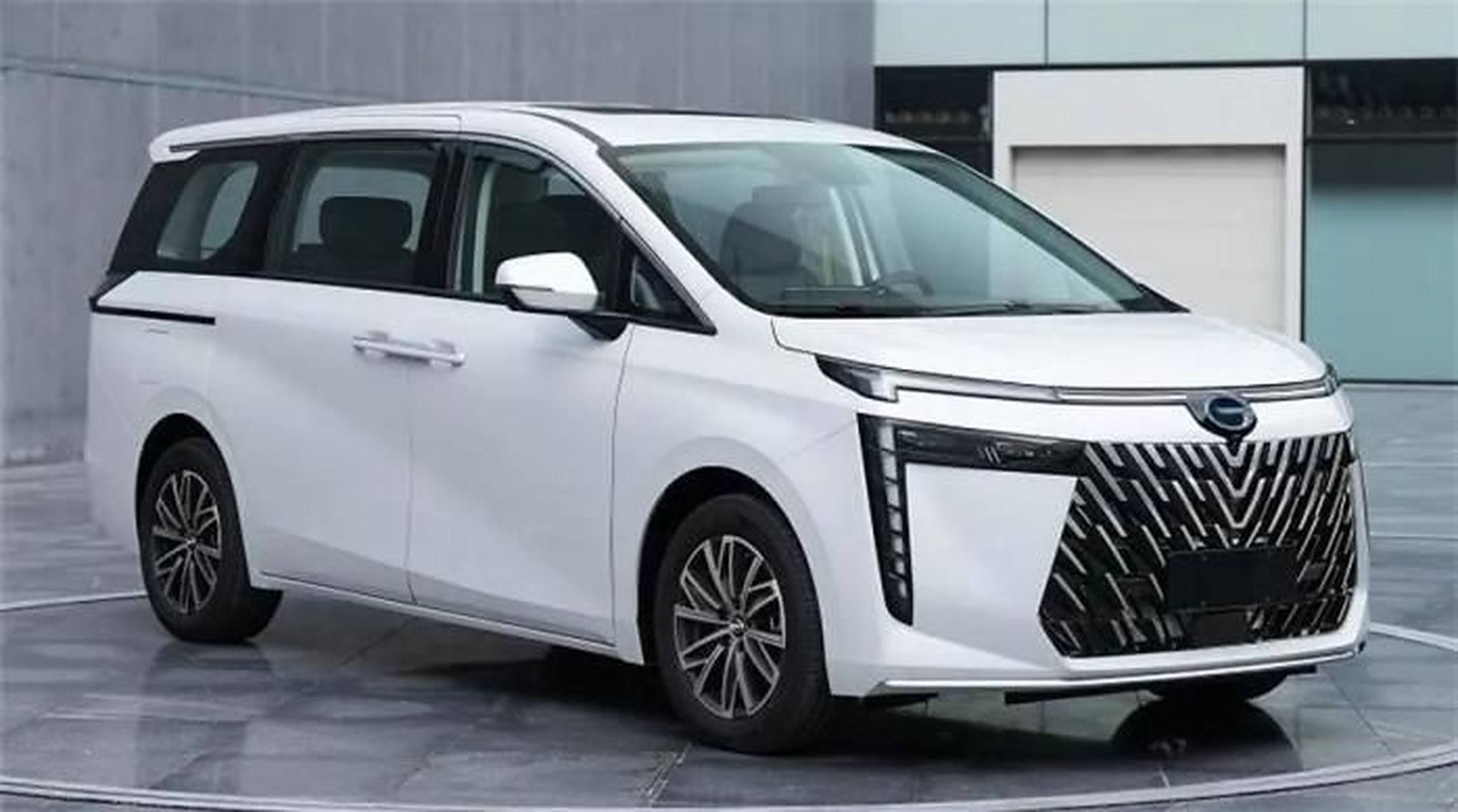 根据最新消息,广汽传祺即将发布一款全新mpv车型,目前根据图片信息