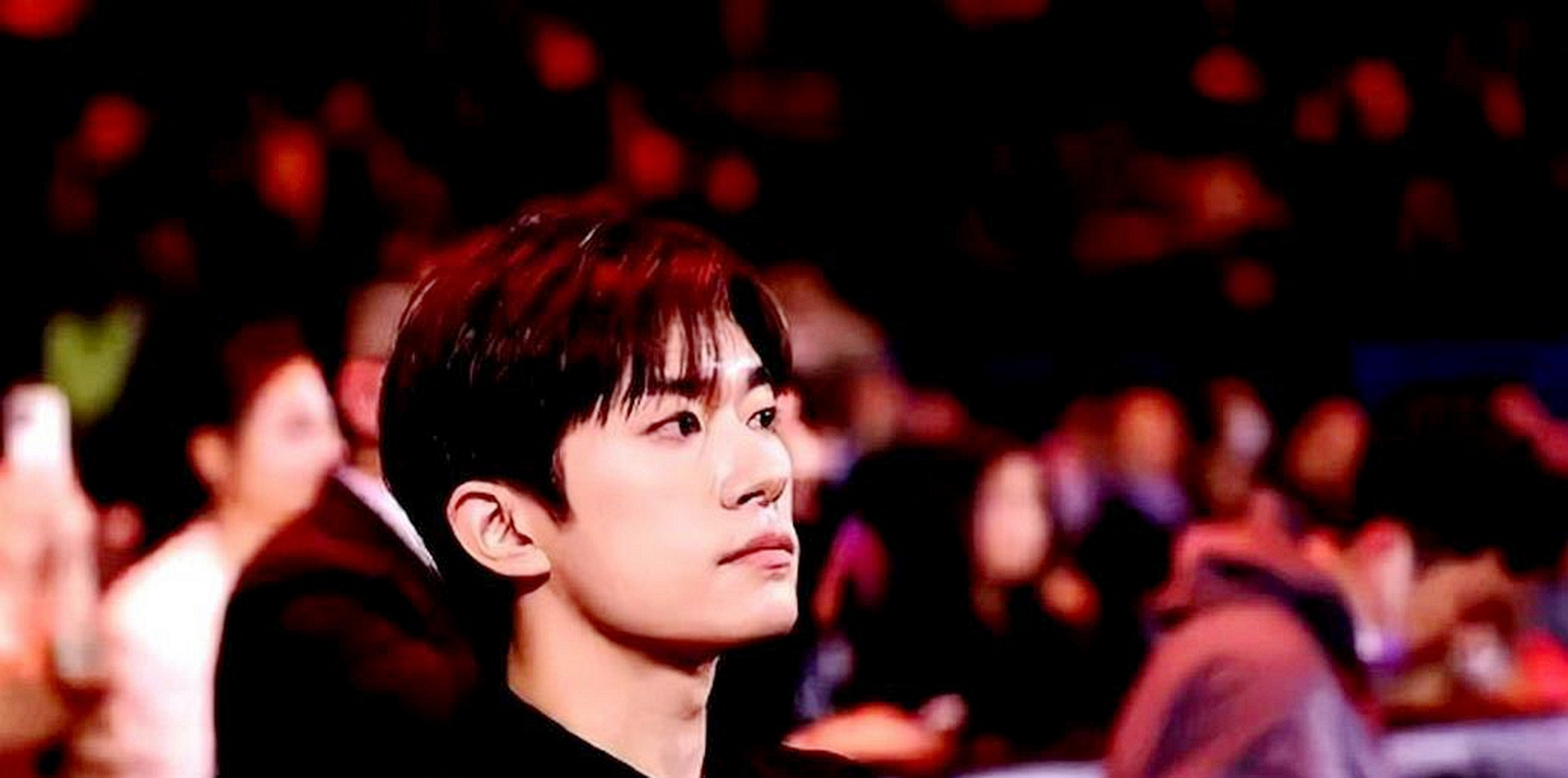 杨幂与易烊千玺亲密照曝光  titlesplit >杨幂与易烊千玺亲密照曝光