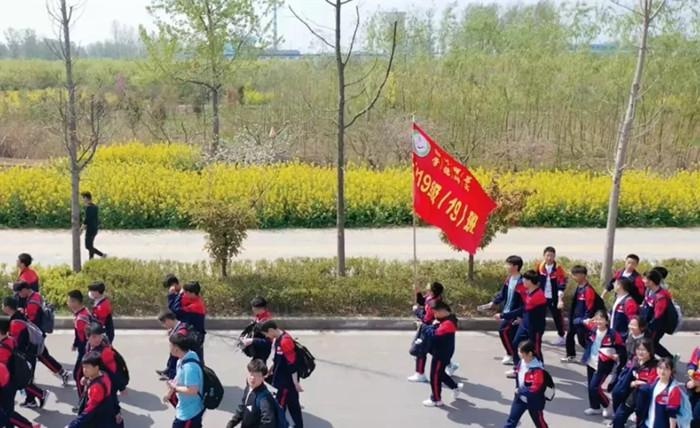 砀山县第二中学:学生远足拉练,锻炼体魄强意志