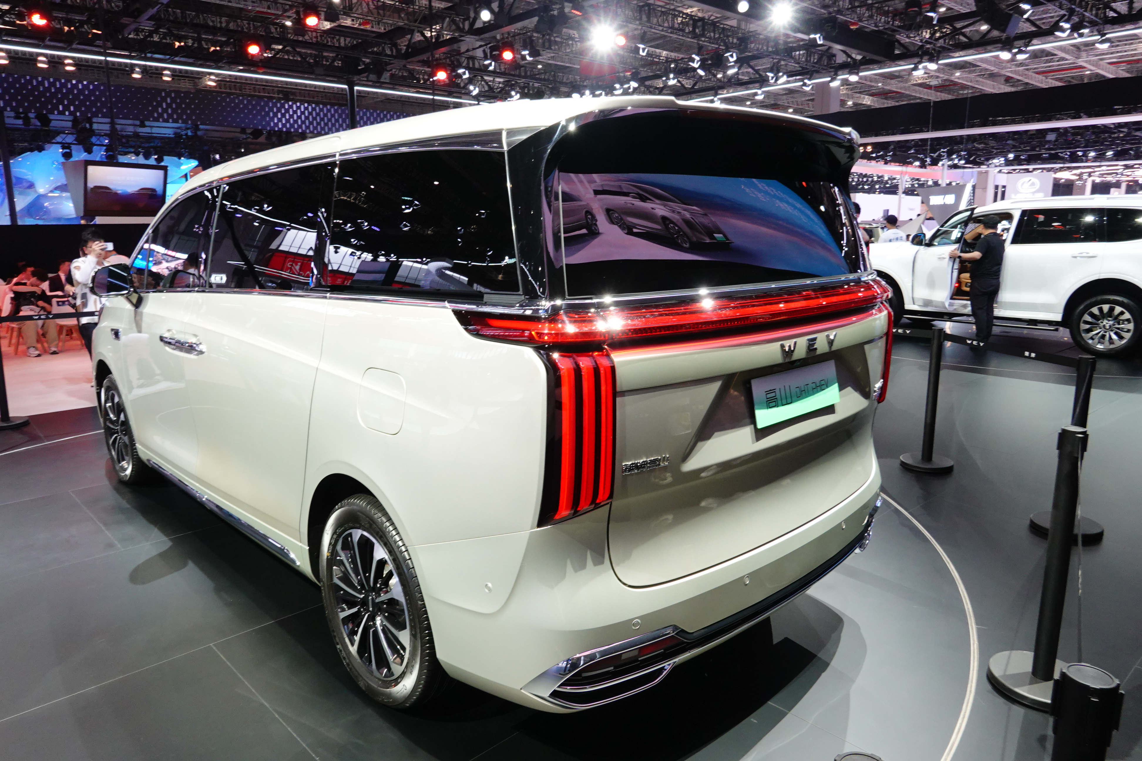 车展有料|自主品牌mpv卷王来了,魏牌高山实拍图解