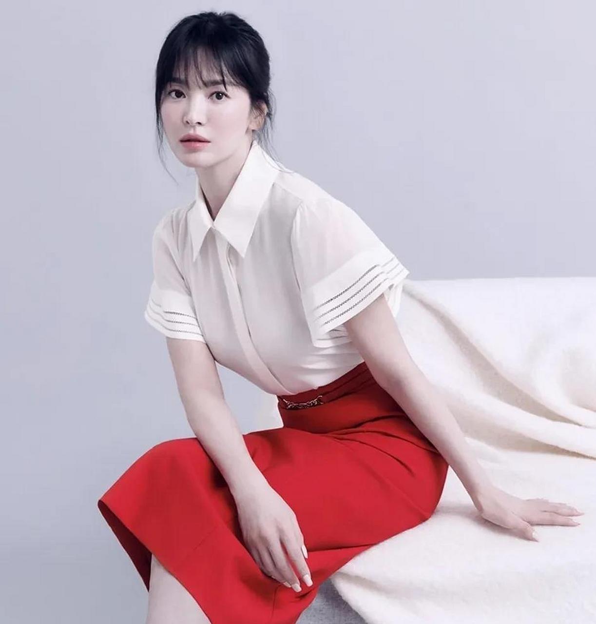 宋慧乔白玉般的肌肤让人眼前一亮.