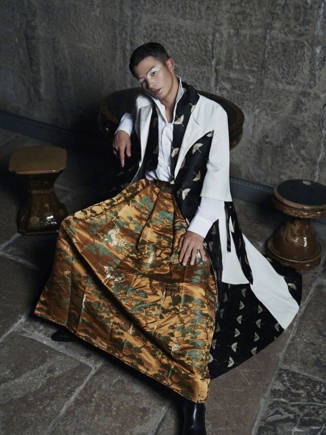 有一种穿搭叫西装 马面裙,原来汉服还能这样玩,男生穿上更好看