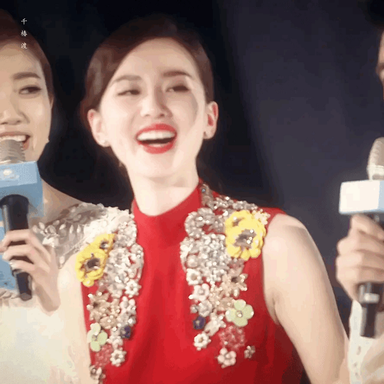 刘诗诗当初在巴厘岛结婚时穿的这套红色敬酒服真的很适合她,温婉大方