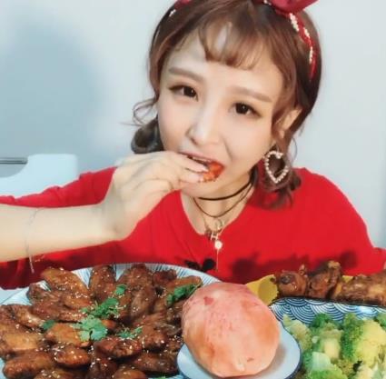 大胃王主播红姐揭秘吃播真相:都催吐,对身体伤害很大