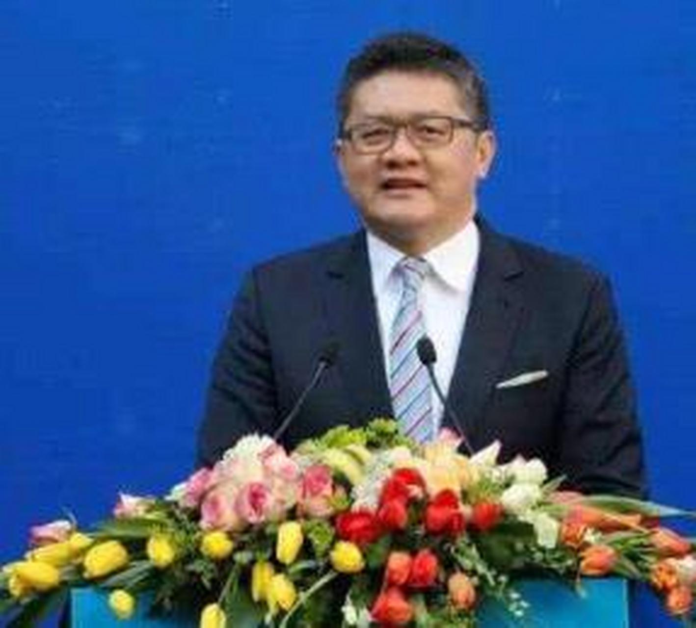 2007年,央视主持人张斌,正在直播奥运 新闻发布会时,他的妻子突然冲