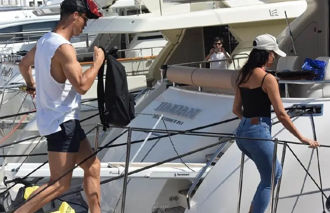 乔治娜穿"比基尼"船上闲逛!毫不避讳,12岁迷你罗帮她冲洗海水