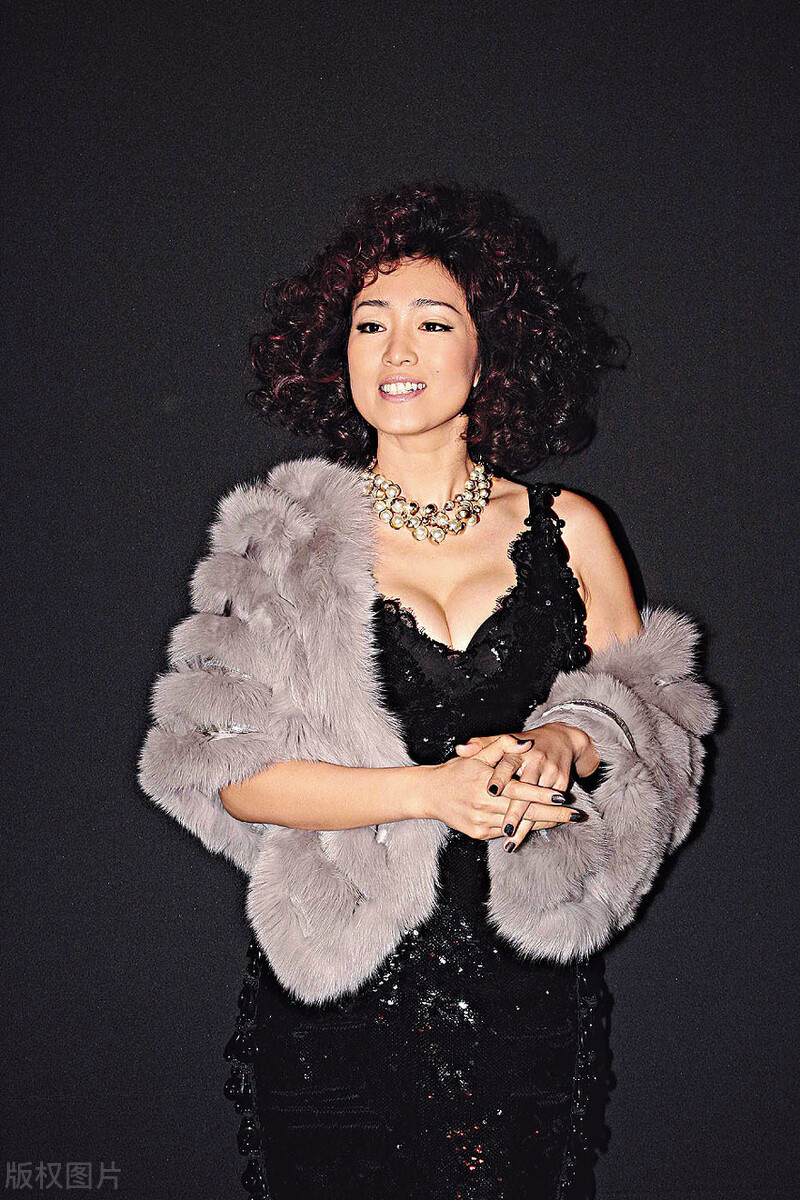 巩俐造型好大胆,黑色紧身裙配皮草外套,贵气十足
