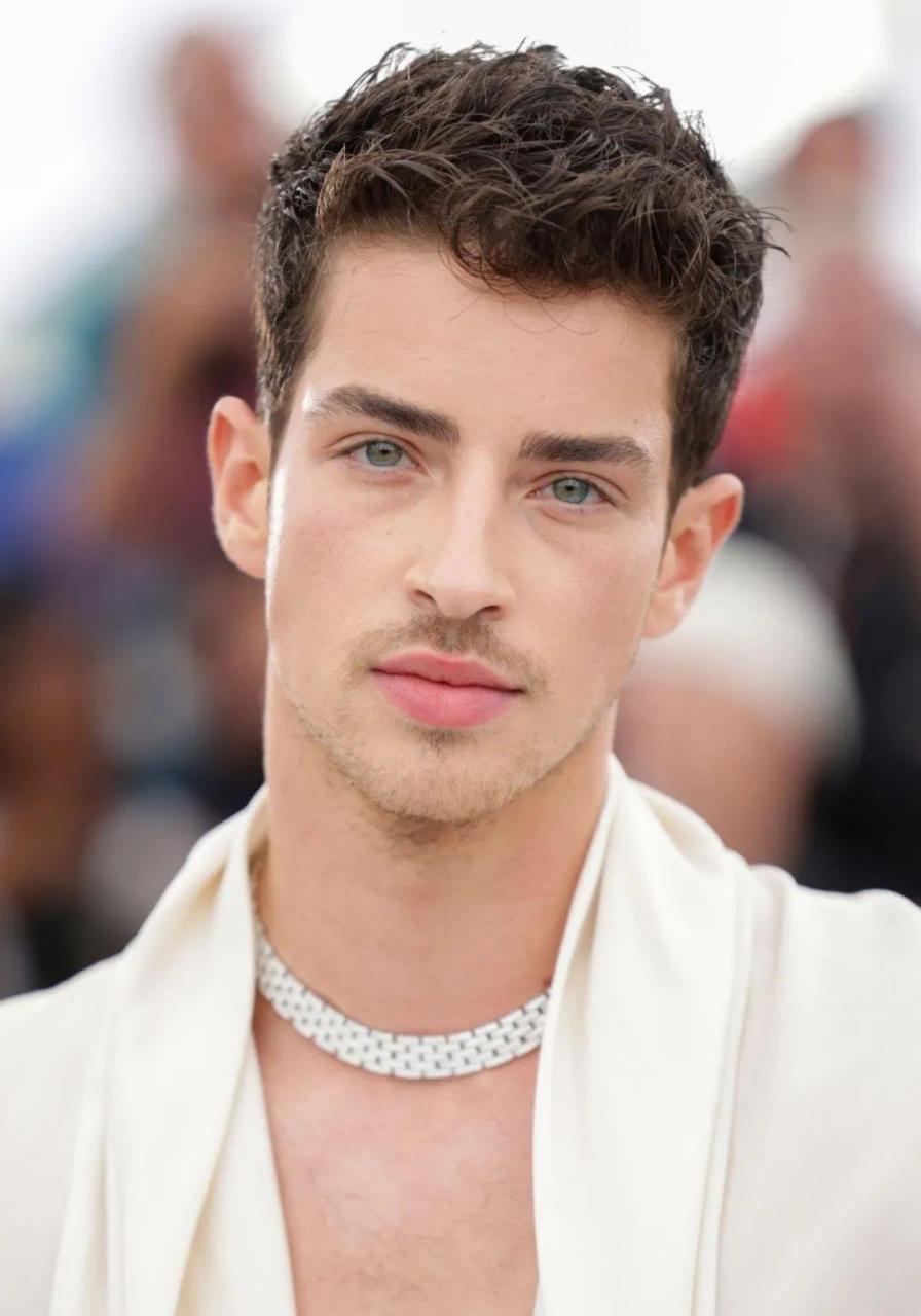 西班牙男演员 manu ríos(马努·里奥斯)穿着时尚品牌圣罗兰 saint