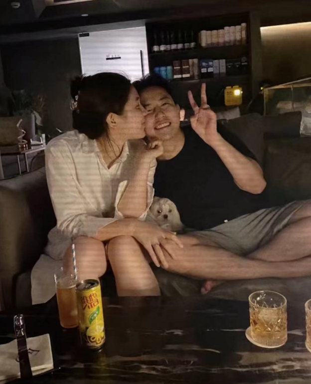 金爱罗网红夫妇泪洒离婚宣告:五年情感终不敌异国挑战?