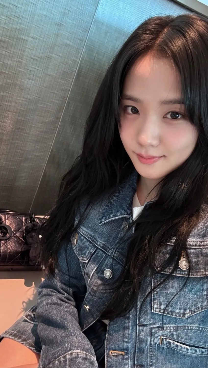 惊喜国际秀场闪耀亮相后jisoo给你送来一份造型攻略