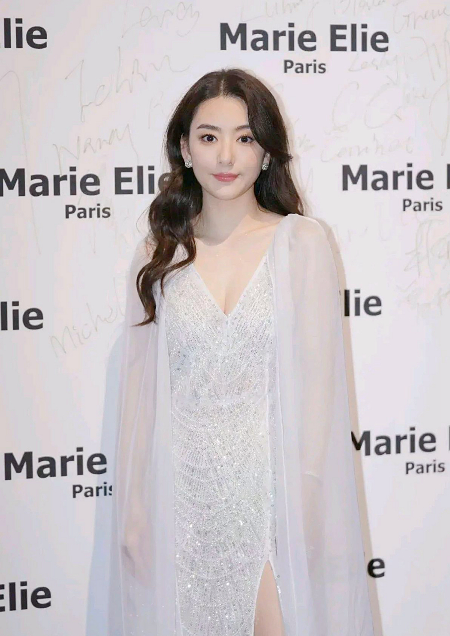 方媛干净的照片,可见他鼻子好,脸蛋有钱!